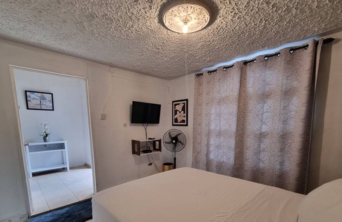 Tower Isle Cama Y Desayuno | Csompo Empire one bedroom apt