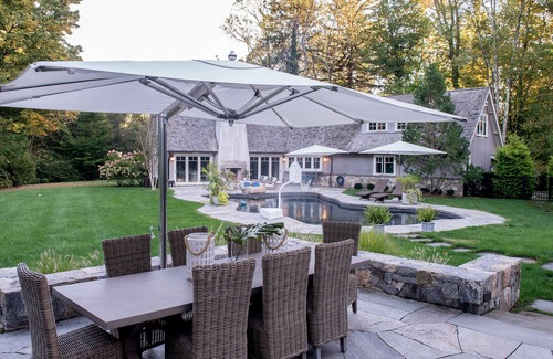 Norwalk Casa | Impresionante y expansivo compuesto CT que incluye un magnífico granero y una piscina al aire libre
