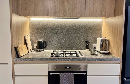 Newcastle Apartamento | Cu-Tee - High end, one bedroom apartment. Free parking and wi-fi.