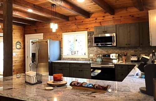 Massanutten Cabina | Cub Cabin on Massanutten Resort- Fully Renovated Log Cabin- Hot Tub & Fire Pit