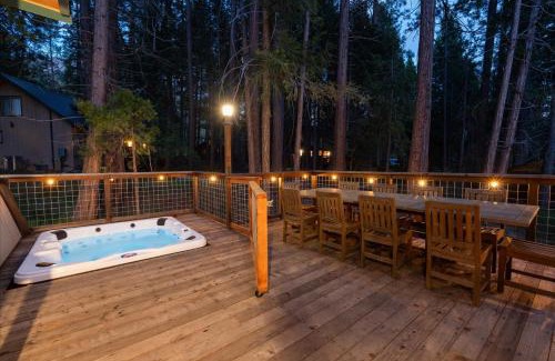 North Wawona Casa | Cub House- Remodeled cabin INSIDE Yosemite with new hot tub and more