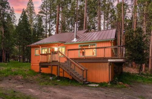 North Wawona Casa | Cub House- Remodeled cabin INSIDE Yosemite with new hot tub and more