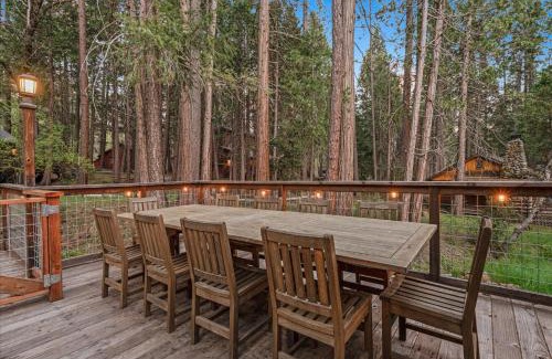 North Wawona Casa | Cub House- Remodeled cabin INSIDE Yosemite with new hot tub and more