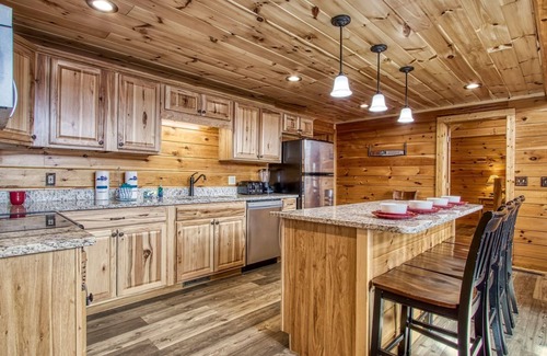 Black Bear Falls Cabina | Cub Path Lodge - Luxurious 5/5 With Theatre Room And Mountain Views! 5 Bedroom Cabin by RedAwning