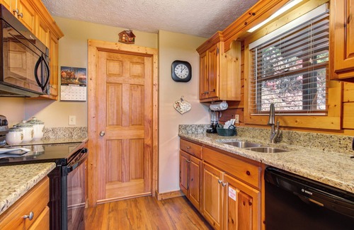 Black Bear Falls Cabina | Cub's Corner