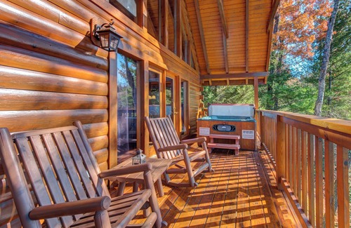 Black Bear Falls Cabina | Cub's Corner