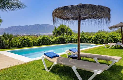 Alhaurín el Grande Cabaña | Cubo's Casa Rural El Oasis De Don Pedro / piscina privada / aire acondicionado / wifi gratis