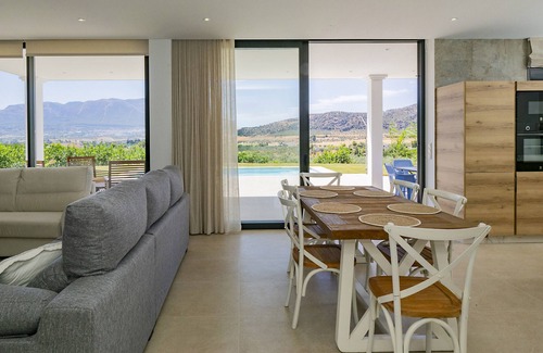 Alhaurín el Grande Cabaña | Cubo's Casa Rural Bellaluz / piscina privada / aire acondicionado / wifi gratis