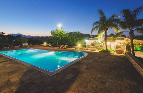 Alhaurín el Grande Cabaña | Cubo's Finca Los Magnolios / piscina privada / wifi gratis