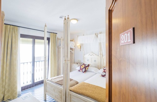 Tolox Cama Y Desayuno | Cubo's Hostal La Plaza Room 201 with Breakfast