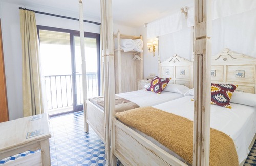 Tolox Cama Y Desayuno | Cubo's Hostal La Plaza Room 201 with Breakfast