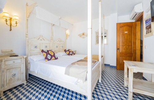 Tolox Cama Y Desayuno | Cubo's Hostal La Plaza Room 201 with Breakfast