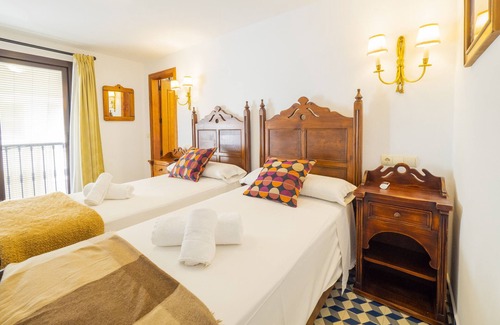 Tolox Cama Y Desayuno | Cubo's Hostal La Plaza Room 202 with Breakfast