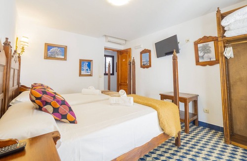 Tolox Cama Y Desayuno | Cubo's Hostal La Plaza Room 202 with Breakfast