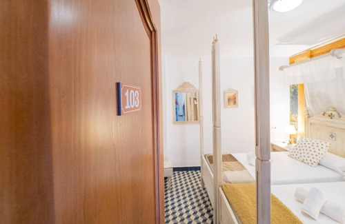 Tolox Cama Y Desayuno | Cubo's Hostal La Plaza Room 103 with Breakfast