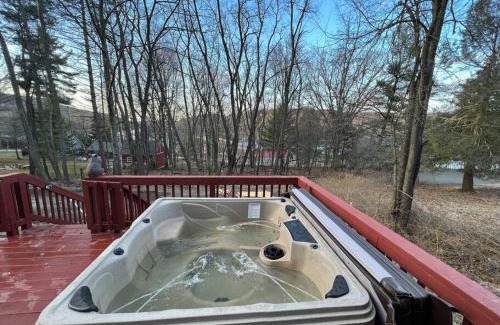 Thayerville Casa | Cubs Den - Hot Tub- Walk to Lake- Fire Pit - Kayaks