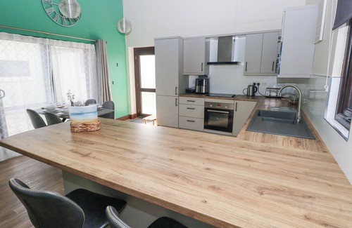 Amroth Casa | CUDDFAN, with pool in Llanteg