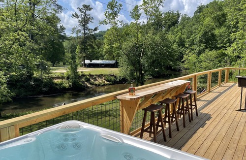 Franklin Cabina | Cullasaja River front Cabin with game room in the Smokey Mountains Franklin NC