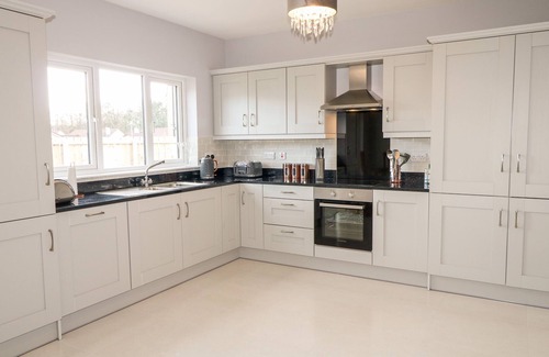 Culmore Cabaña | CULMORE POINT, family friendly, with a garden in Culmore, Londonderry
