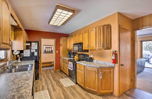 Cumberland Casa | 'Cumberland Retreat' w/ Lakefront Yard & Dock