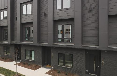 Katie Hill Neighborhood Casa | Cumberland Social I Rooftop Hot Tub!