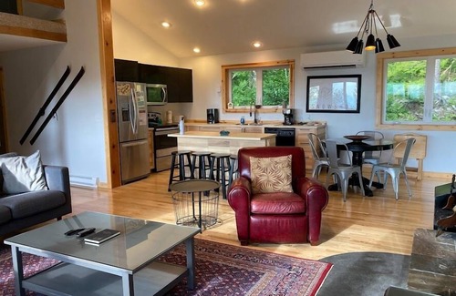 Snowshoe Casa | Cupp's Cabin 6 BR - NWR - Easy Walk to Slope