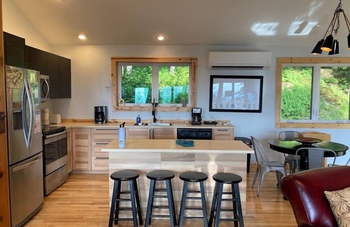 Snowshoe Casa | Cupp's Cabin 6 BR - NWR - Easy Walk to Slope