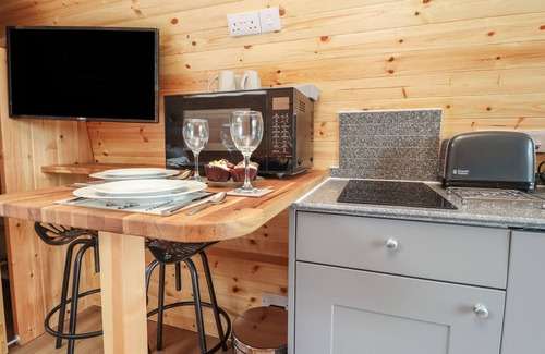 Knott End-on-Sea Cabaña | CURLEW CORNER, romantic, with hot tub in Lancaster
