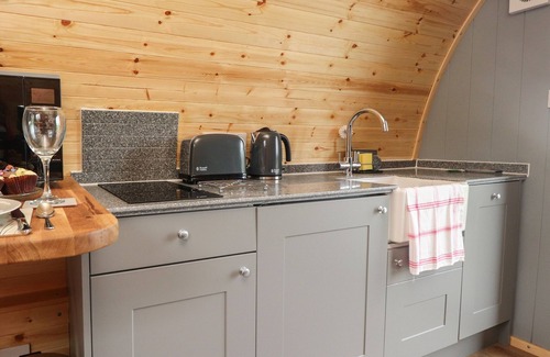 Knott End-on-Sea Cabaña | CURLEW CORNER, romantic, with hot tub in Lancaster