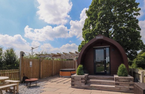 Knott End-on-Sea Cabaña | CURLEW CORNER, romantic, with hot tub in Lancaster
