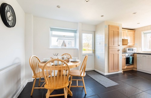 Newquay Cabaña | Curlew Cottage, Cubert, with glimpses of the sea