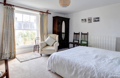 Manorbier Casa | Esta casa adosada, catalogada que data del siglo XVIII, se encuentra en Manorbier, con buenas