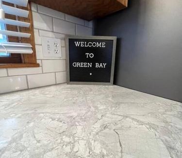 Green Bay Casa | Curly's Quarters (4 Bedroom Home) w/Lambeau view