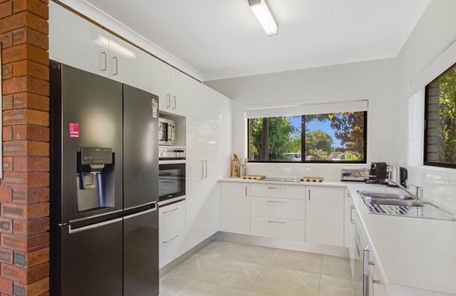 Currumbin Waters Casa | Currumbin Breeze - Classic Family Beach House on Currumbin Creek - Pet Friendly!