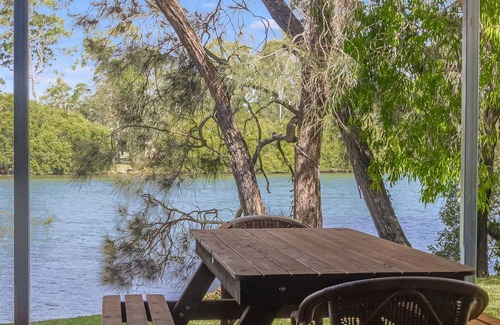Currumbin Waters Casa | Currumbin Breeze - Classic Family Beach House on Currumbin Creek - Pet Friendly!