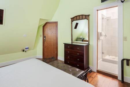 Key West Historic District Hotel | Curry House - Pool, King Bed & Balcony! Room 7