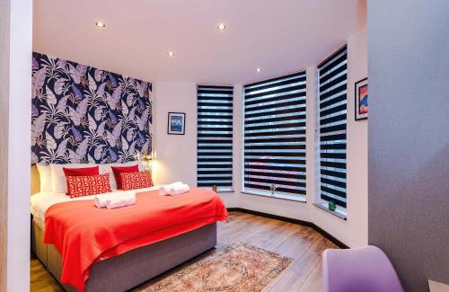 Llandudno Villa | Curzon Villa - Sleeping 18 by Assured Stays