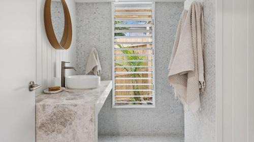 Yamba Casa | Cusacks Cottage - Coastal charm with artistic soul