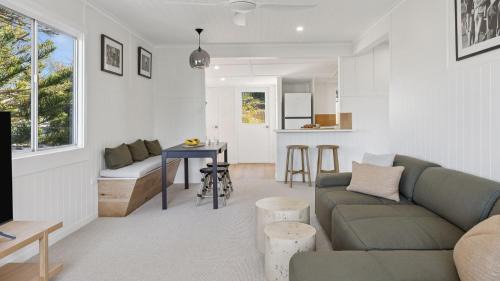 Yamba Casa | Cusacks Cottage - Coastal charm with artistic soul