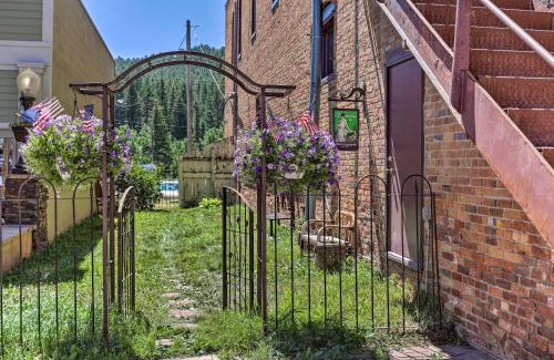 Custer Apartamento | Custer Apt in Heart of Town Shop, Dine, Hike