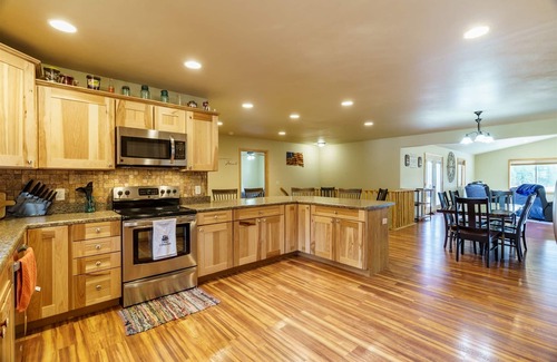 Custer Casa | Custer Connection | 5 Bed, 3 Bath