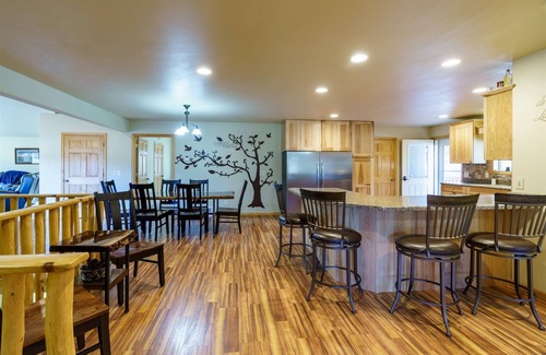 Custer Casa | Custer Connection | 5 Bed, 3 Bath