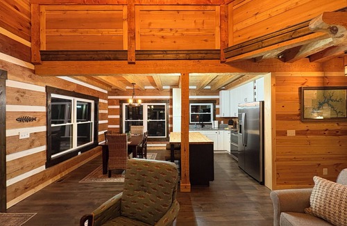 Byrdstown Cabina | Custom 3-bedroom log cabin near 2 marinas on Dale Hollow, Sunset & Star Point.