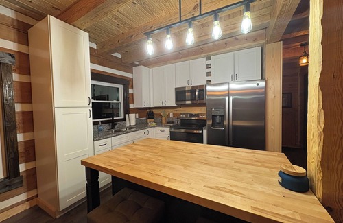 Byrdstown Cabina | Custom 3-bedroom log cabin near 2 marinas on Dale Hollow, Sunset & Star Point.