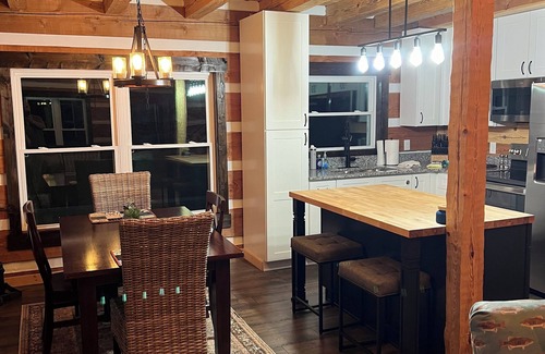 Byrdstown Cabina | Custom 3-bedroom log cabin near 2 marinas on Dale Hollow, Sunset & Star Point.