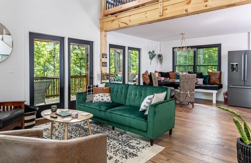 Hendersonville Cabina | NEW Custom-built Modern Cabin next to Winery, with views, pet friendly