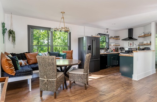 Hendersonville Cabina | NEW Custom-built Modern Cabin next to Winery, with views, pet friendly