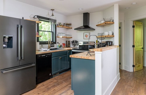 Hendersonville Cabina | NEW Custom-built Modern Cabin next to Winery, with views, pet friendly