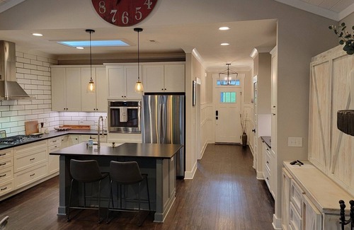Durham Casa | Custom Built Oasis 5 minute to DT Durham! Hot tub! Hike to Eno River Trails!