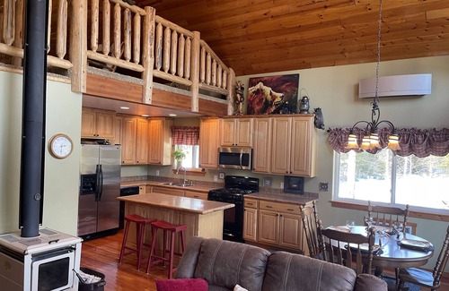 West Glacier Cabina | Custom built West Glacier cabin with private Salt Water Spa